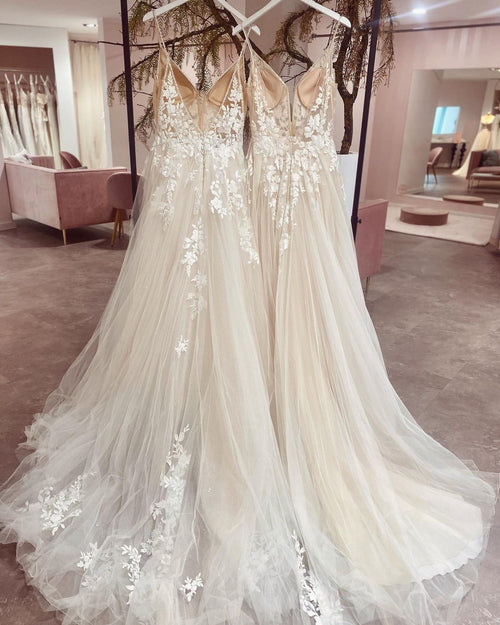 Vestido de novia elegante de tul con escote en V, tirantes finos largos y apliques de encaje.