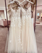 Chic Long Spaghetti Straps V-neck A-Line Tulle Wedding Dress With Appliques Lace