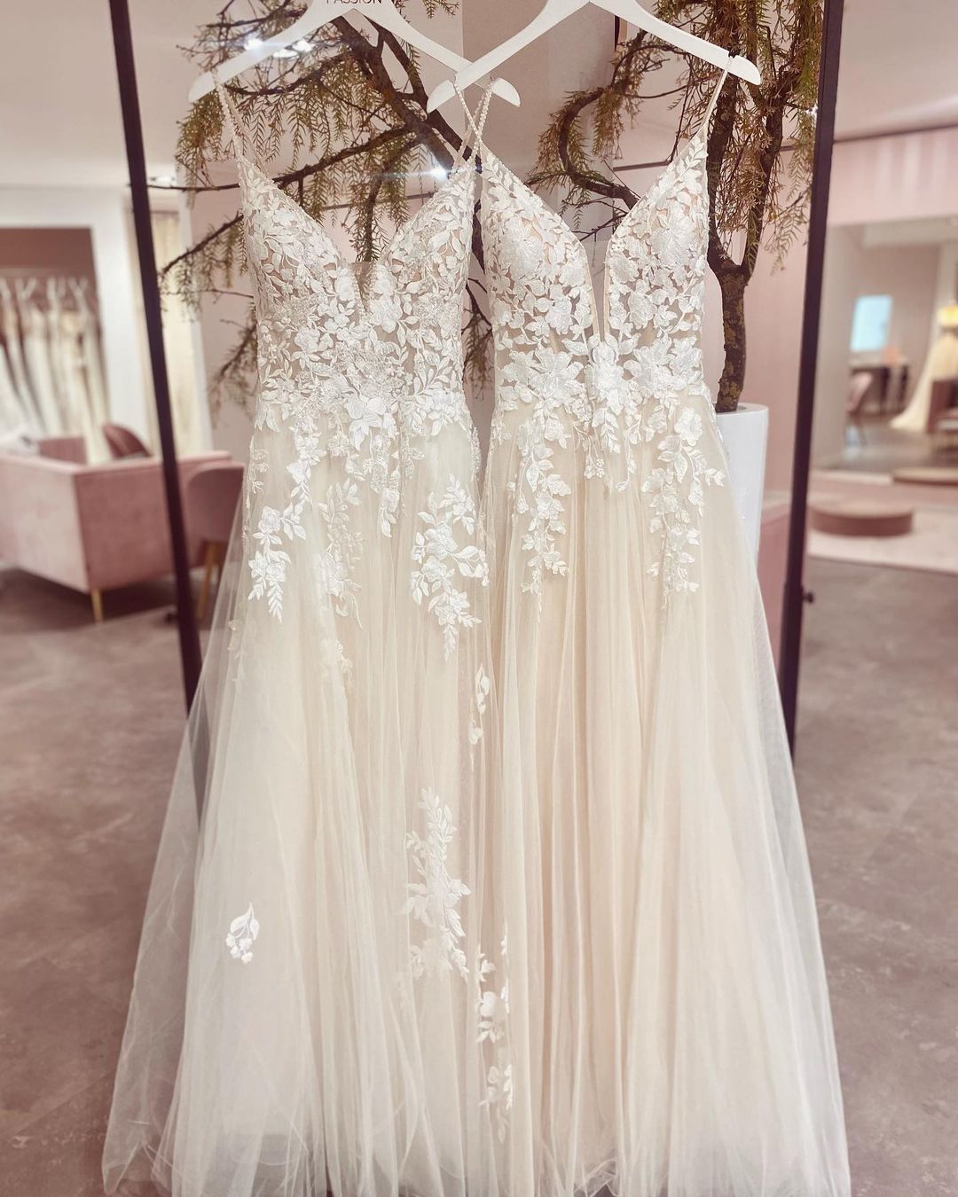 Vestido de novia elegante de tul con escote en V, tirantes finos largos y apliques de encaje.