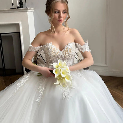 Vestido de novia elegante, largo, blanco, de tul y encaje, corte en A y hombros descubiertos