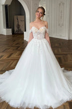 Schickes langes weißes A-Linien-Brautkleid mit schulterfreiem Spitzentüll