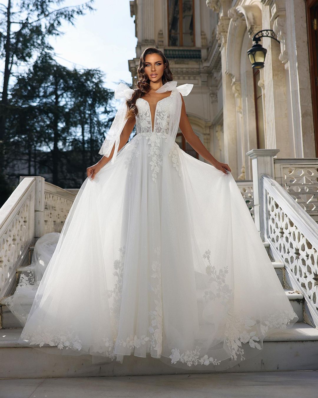 Vestido de novia elegante, largo, blanco, corte A, escote en V, sin mangas y con encaje