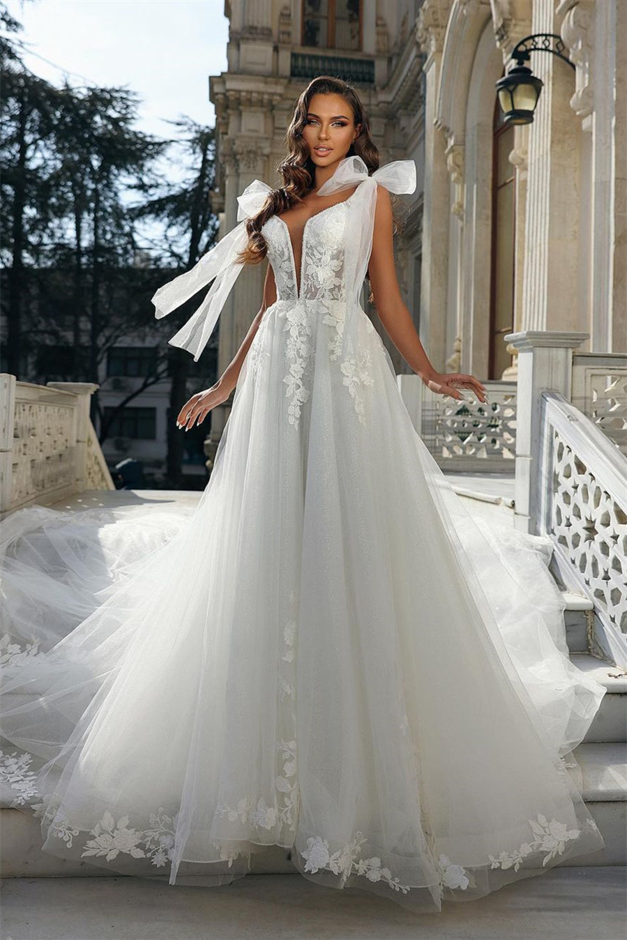 Vestido de novia elegante, largo, blanco, corte A, escote en V, sin mangas y con encaje