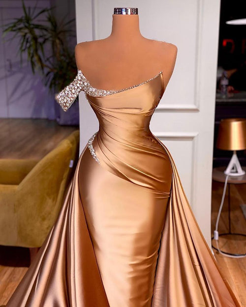 Elegante vestido de fiesta de sirena con un solo hombro y cola desmontable.