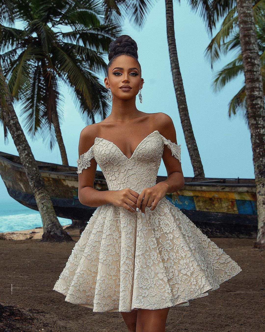 Vestido de novia elegante, corto, de corte A y hombros descubiertos con encaje