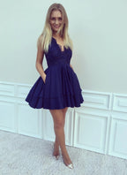 Elegantes vestidos de fiesta cortos de encaje con escote en V, corte A y bolsillos
