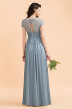 Elegante vestido de dama de honor de gasa con encaje y mangas cortas con volantes