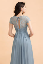 Elegante vestido de dama de honor de gasa con encaje y mangas cortas con volantes