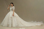 Vestido de novia elegante de manga corta con apliques de encaje de tul para primavera y jardín.