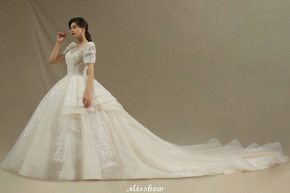Vestido de novia elegante de manga corta con apliques de encaje de tul para primavera y jardín.