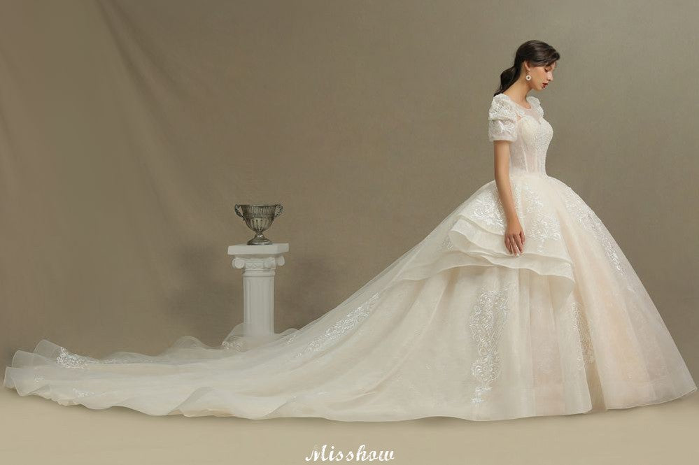 Vestido de novia elegante de manga corta con apliques de encaje de tul para primavera y jardín.