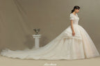 Vestido de novia elegante de manga corta con apliques de encaje de tul para primavera y jardín.