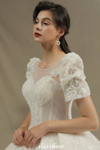 Vestido de novia elegante de manga corta con apliques de encaje de tul para primavera y jardín.