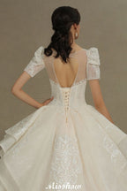 Vestido de novia elegante de manga corta con apliques de encaje de tul para primavera y jardín.