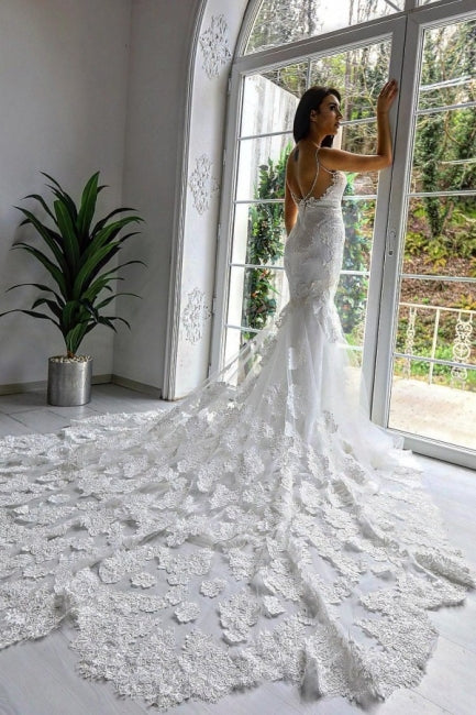 Vestido de novia elegante de corte sirena, sin mangas y con tirantes finos y cola capilla