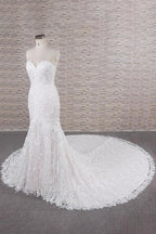 Elegantes vestidos de novia de corte sirena con apliques y tirantes finos