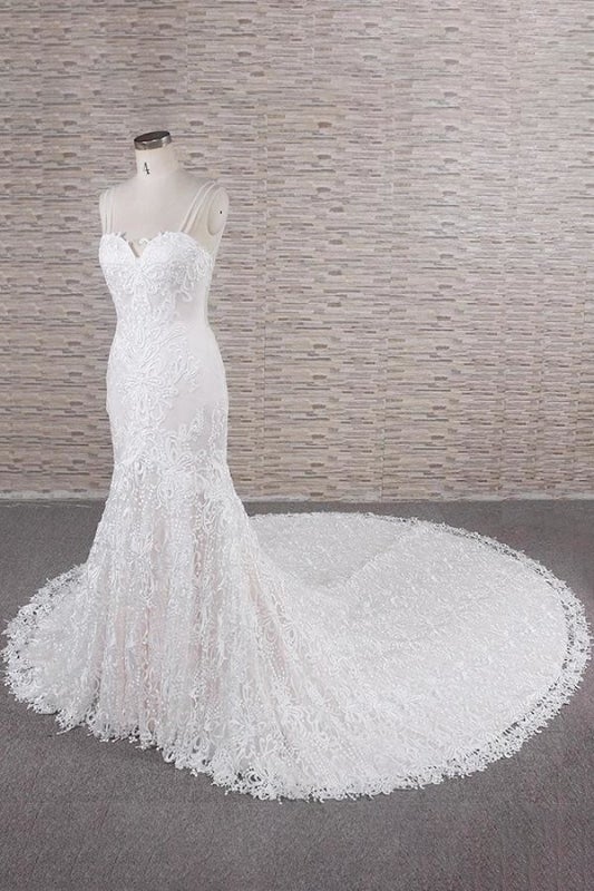 Elegantes vestidos de novia de corte sirena con apliques y tirantes finos