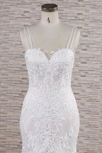 Elegantes vestidos de novia de corte sirena con apliques y tirantes finos