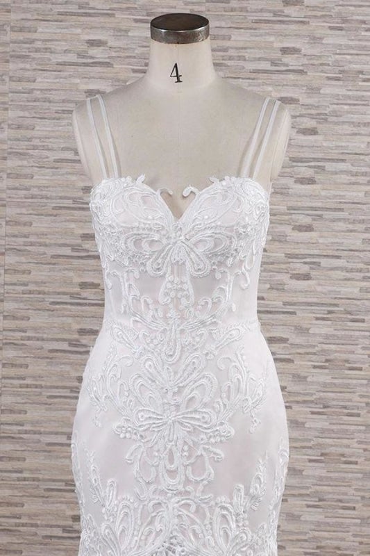 Elegantes vestidos de novia de corte sirena con apliques y tirantes finos