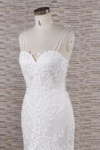 Elegantes vestidos de novia de corte sirena con apliques y tirantes finos