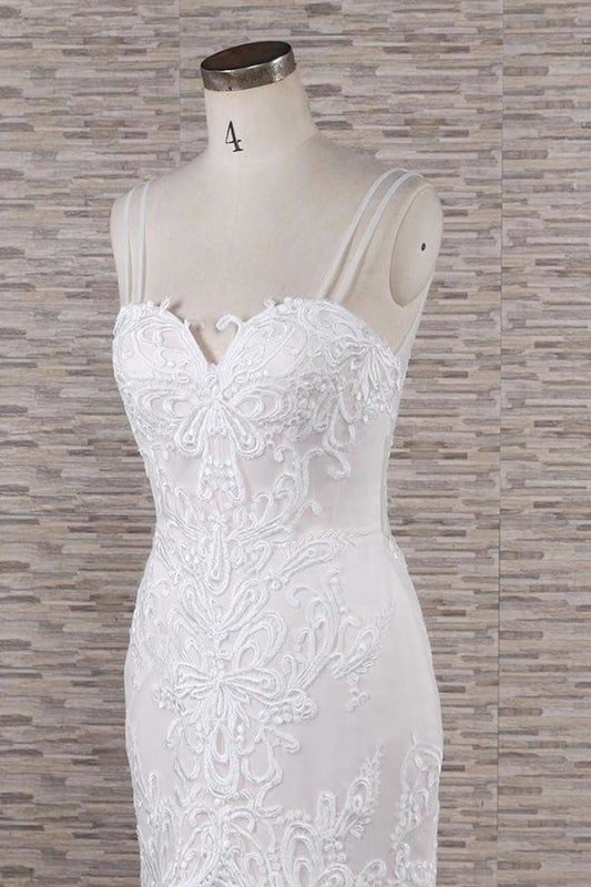 Elegantes vestidos de novia de corte sirena con apliques y tirantes finos