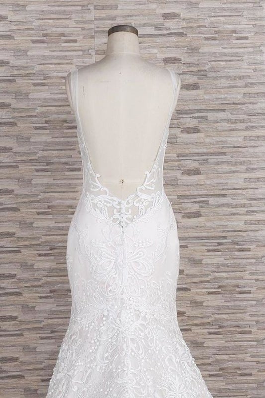 Elegantes vestidos de novia de corte sirena con apliques y tirantes finos