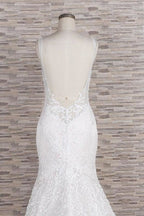 Elegantes vestidos de novia de corte sirena con apliques y tirantes finos