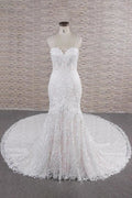 Elegantes vestidos de novia de corte sirena con apliques y tirantes finos