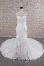 Elegantes vestidos de novia de corte sirena con apliques y tirantes finos