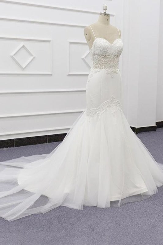 Elegante vestido de novia de sirena con tirantes finos y cuentas