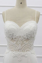 Elegante vestido de novia de sirena con tirantes finos y cuentas