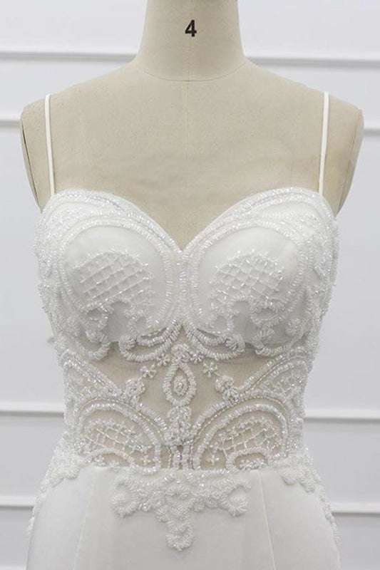 Elegante vestido de novia de sirena con tirantes finos y cuentas