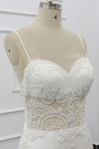 Elegante vestido de novia de sirena con tirantes finos y cuentas