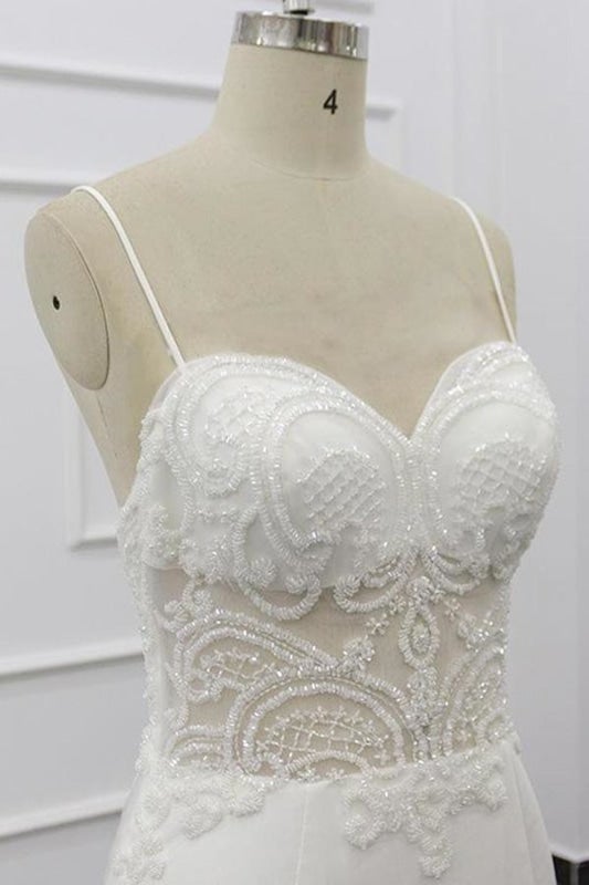 Elegante vestido de novia de sirena con tirantes finos y cuentas
