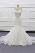 Elegante vestido de novia de sirena con tirantes finos y cuentas