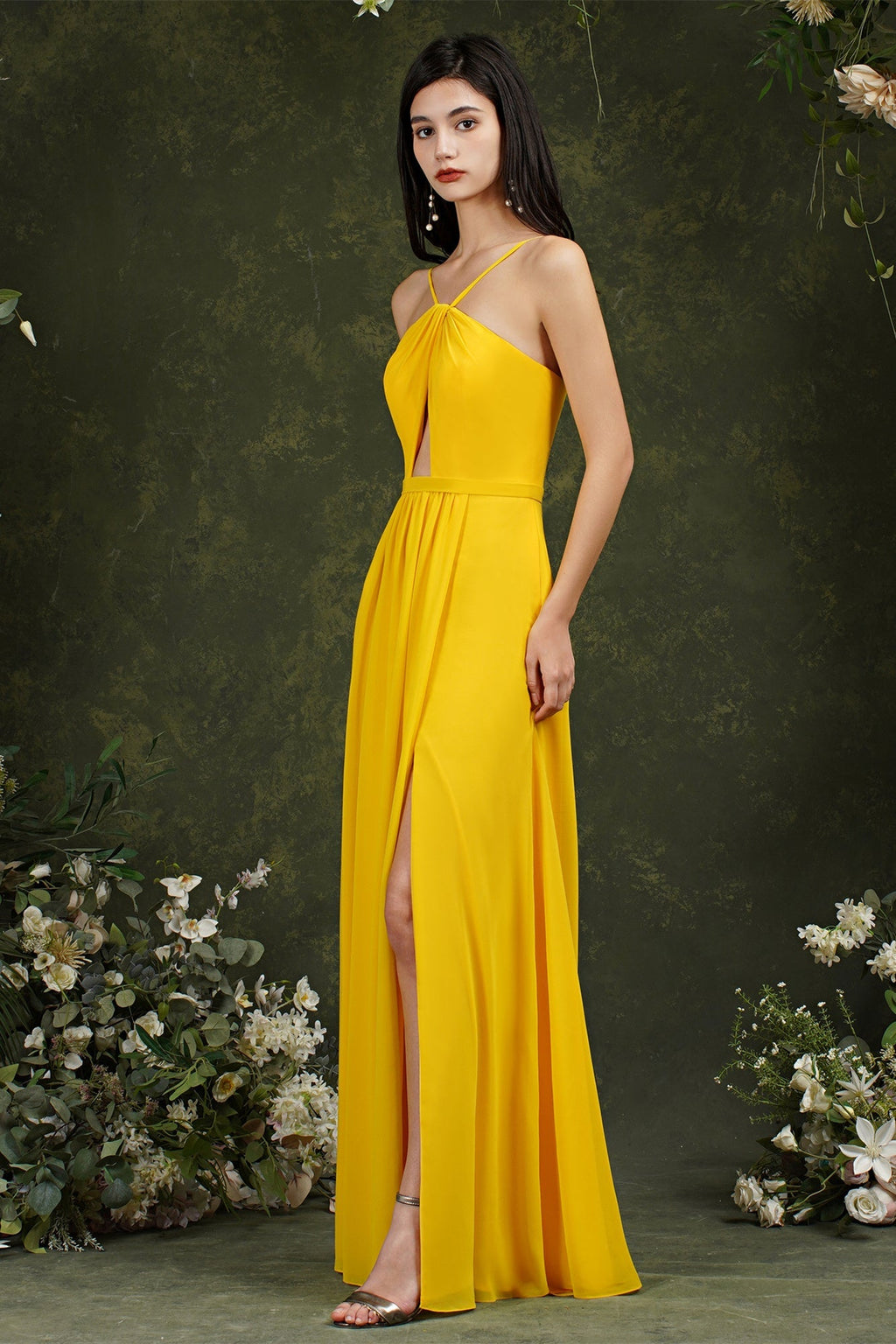 Vestido de dama de honor elegante con tirantes finos, corte halter, largo hasta el suelo, abertura y bolsillos