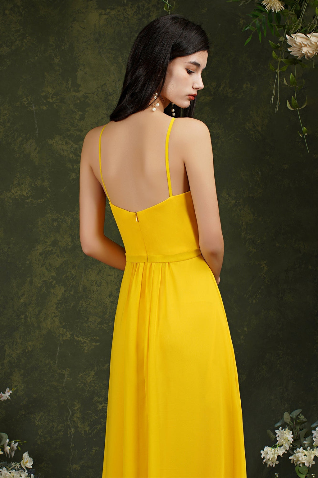 Vestido de dama de honor elegante con tirantes finos, corte halter, largo hasta el suelo, abertura y bolsillos