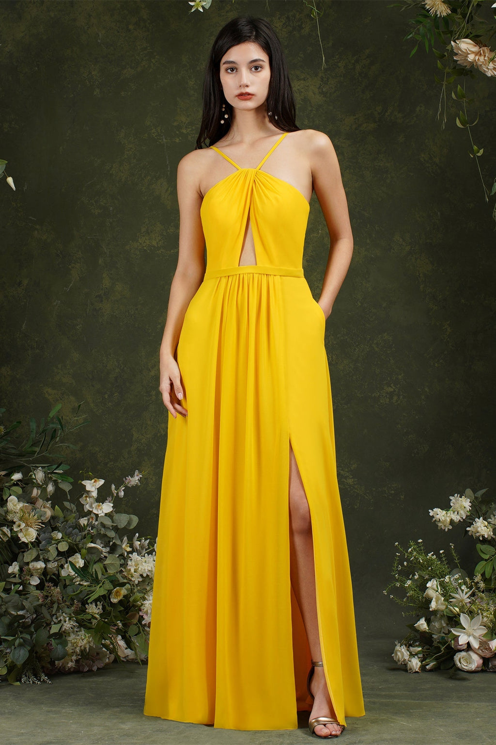 Vestido de dama de honor elegante con tirantes finos, corte halter, largo hasta el suelo, abertura y bolsillos