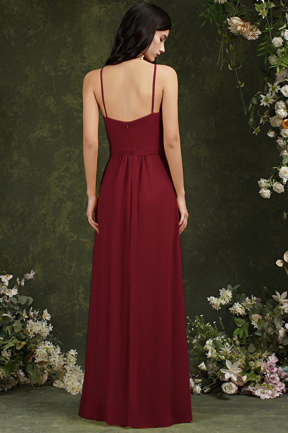 Vestido de dama de honor elegante con tirantes finos, corte halter, largo hasta el suelo, abertura y bolsillos