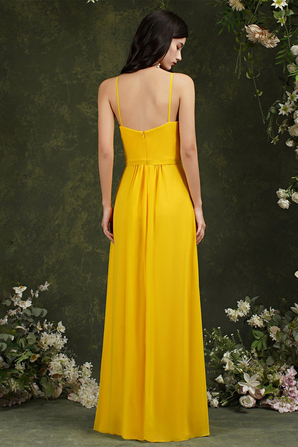 Vestido de dama de honor elegante con tirantes finos, corte halter, largo hasta el suelo, abertura y bolsillos
