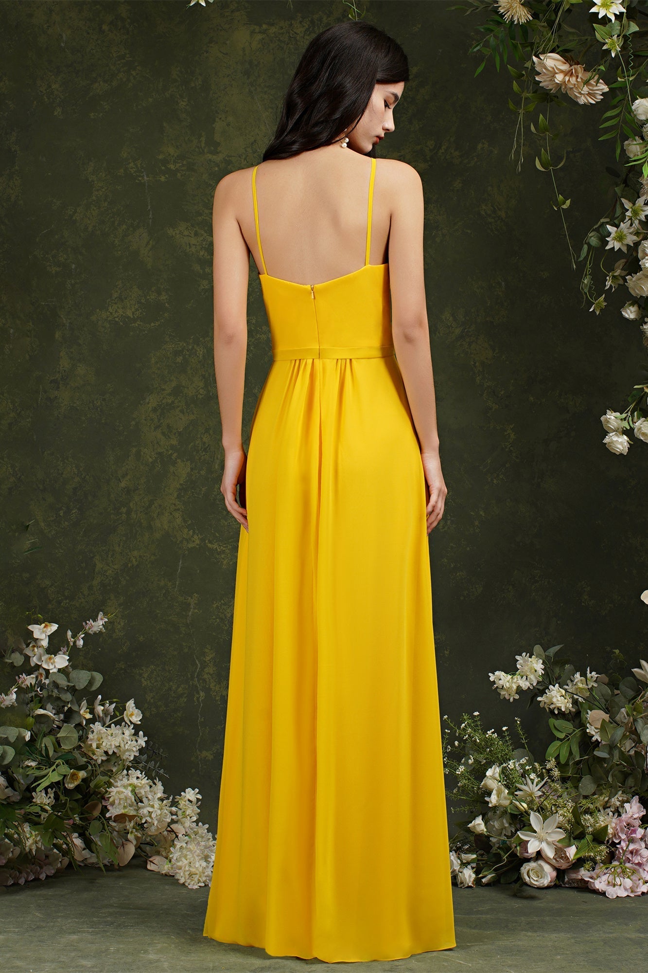 Vestido de dama de honor elegante con tirantes finos, corte halter, largo hasta el suelo, abertura y bolsillos