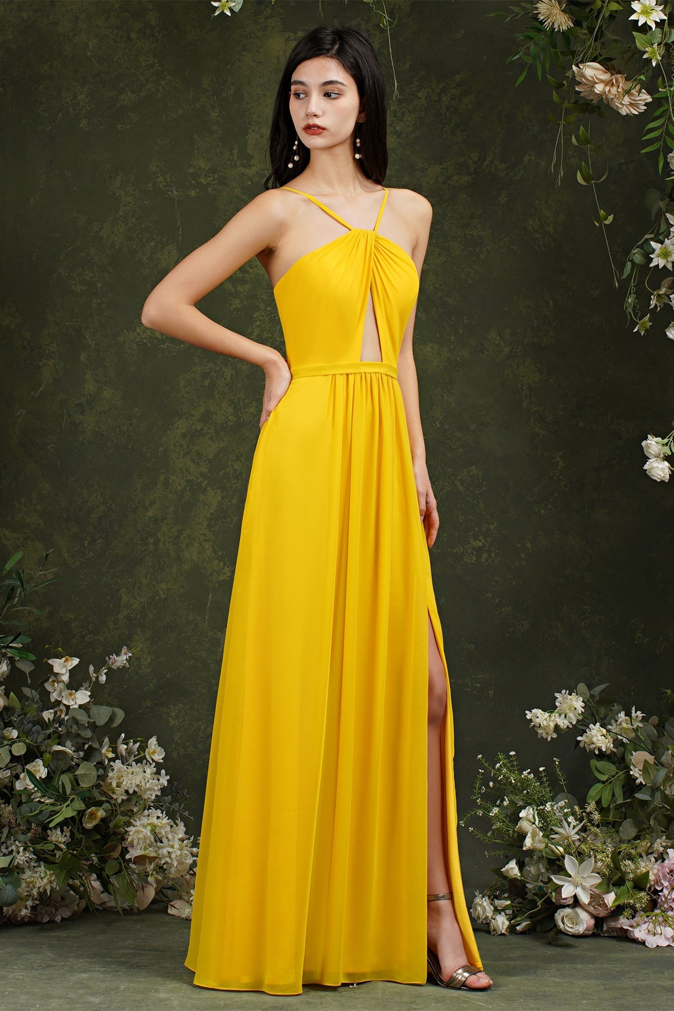 Vestido de dama de honor elegante con tirantes finos, corte halter, largo hasta el suelo, abertura y bolsillos