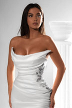 Elegante vestido de fiesta de satén sin tirantes, con abertura frontal y volantes, hasta el suelo