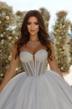 Vestido de novia elegante de tul brillante con escote en A, sin mangas y cola