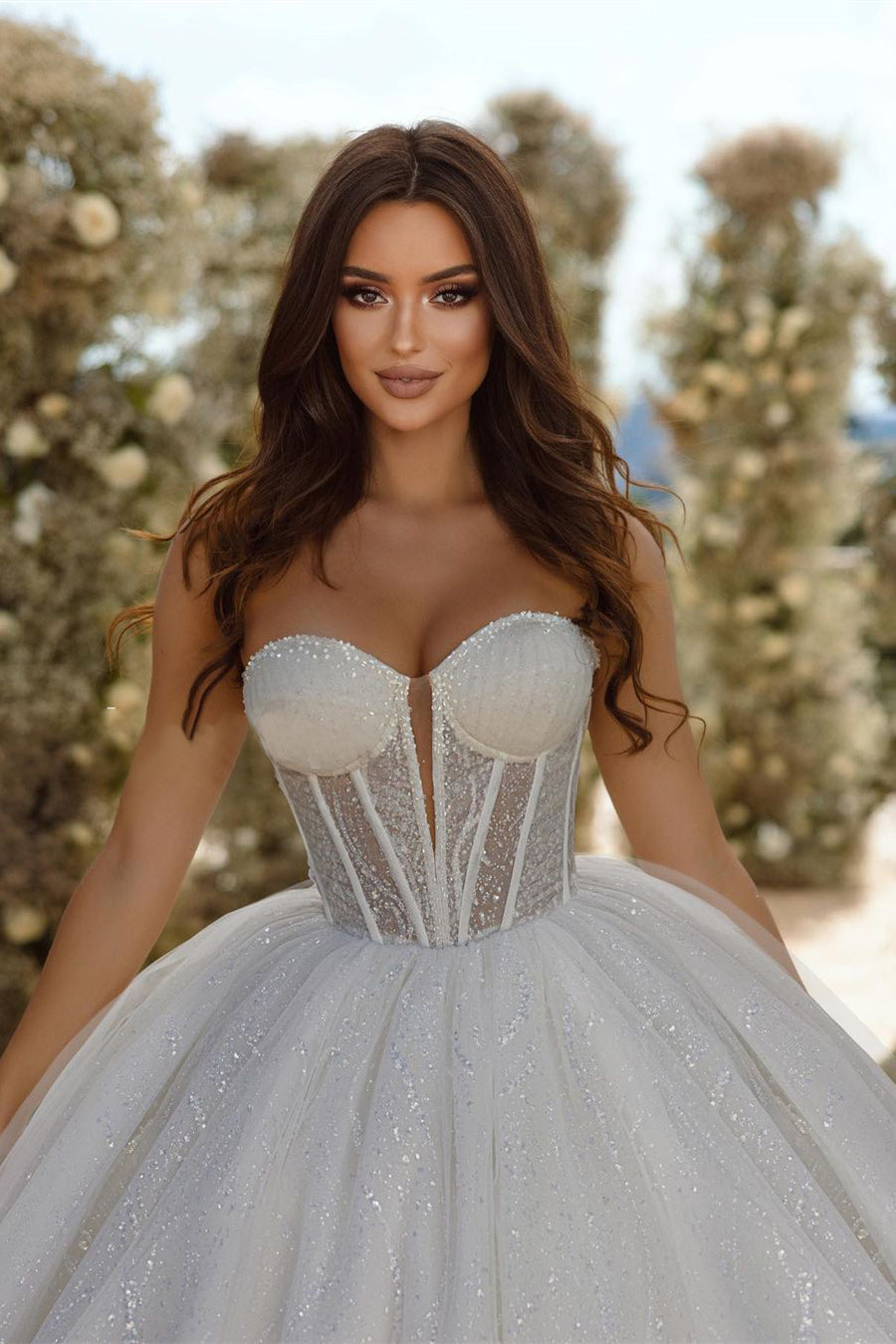 Vestido de novia elegante de tul brillante con escote en A, sin mangas y cola