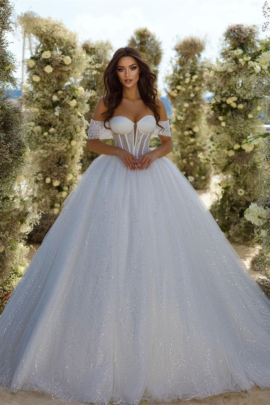 Vestido de novia elegante de tul brillante con escote en A, sin mangas y cola