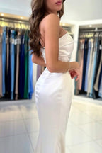 Elegante vestido de noche de satén con escote en forma de corazón, sin mangas y con abertura frontal