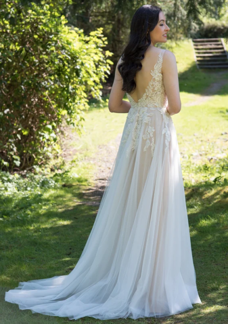 Vestido de novia elegante de tul con escote en V y apliques en forma de A