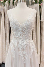 Vestido de novia elegante de tul con escote en V y apliques en forma de A