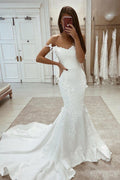 Vestido de novia elegante de sirena de satén sin mangas con tirantes blancos y encaje y cola